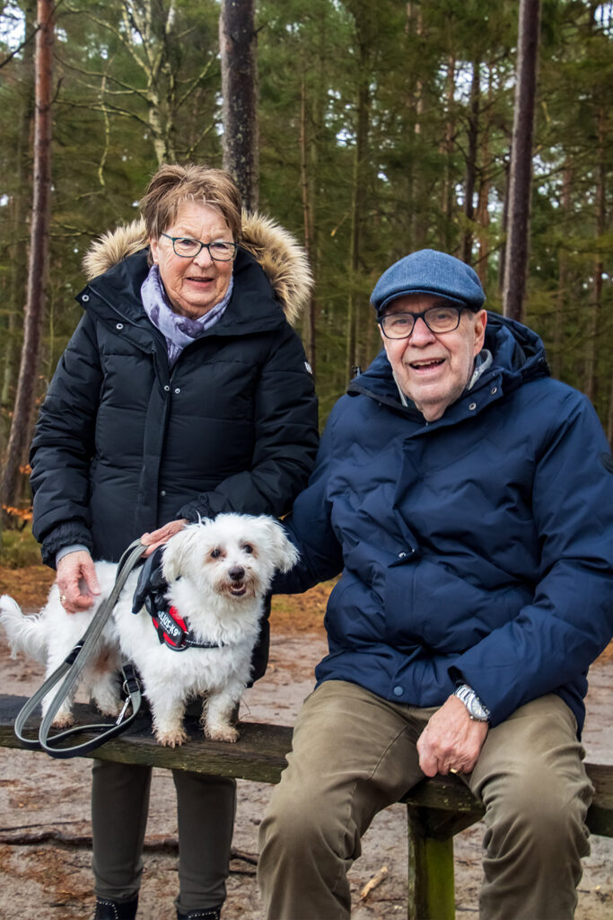 Hans og Henny med hunden ude i skoven - klienter i klinikken hos RixTANDteknik